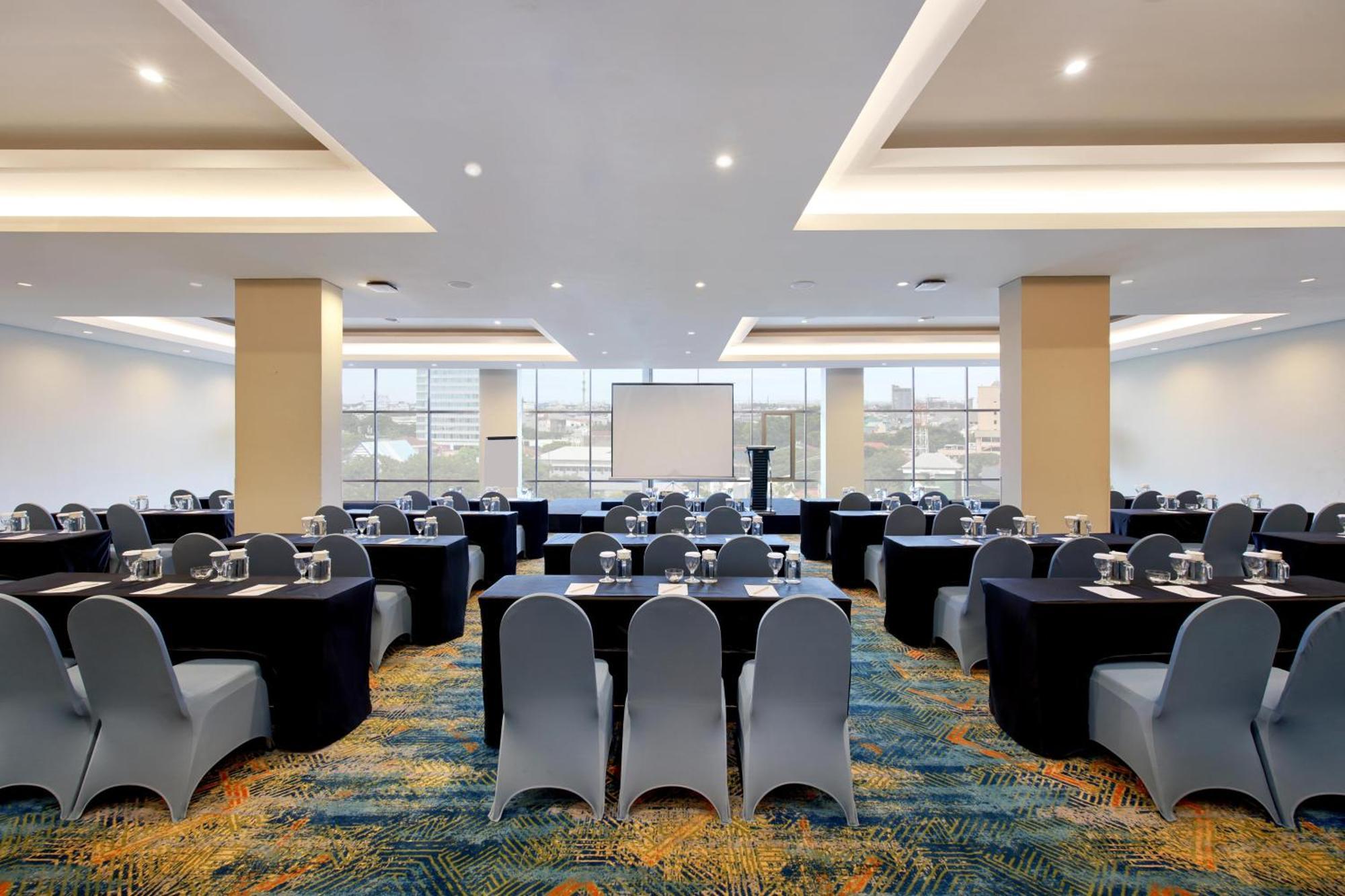 Aston Inn Pantai Losari Макасар Экстерьер фото