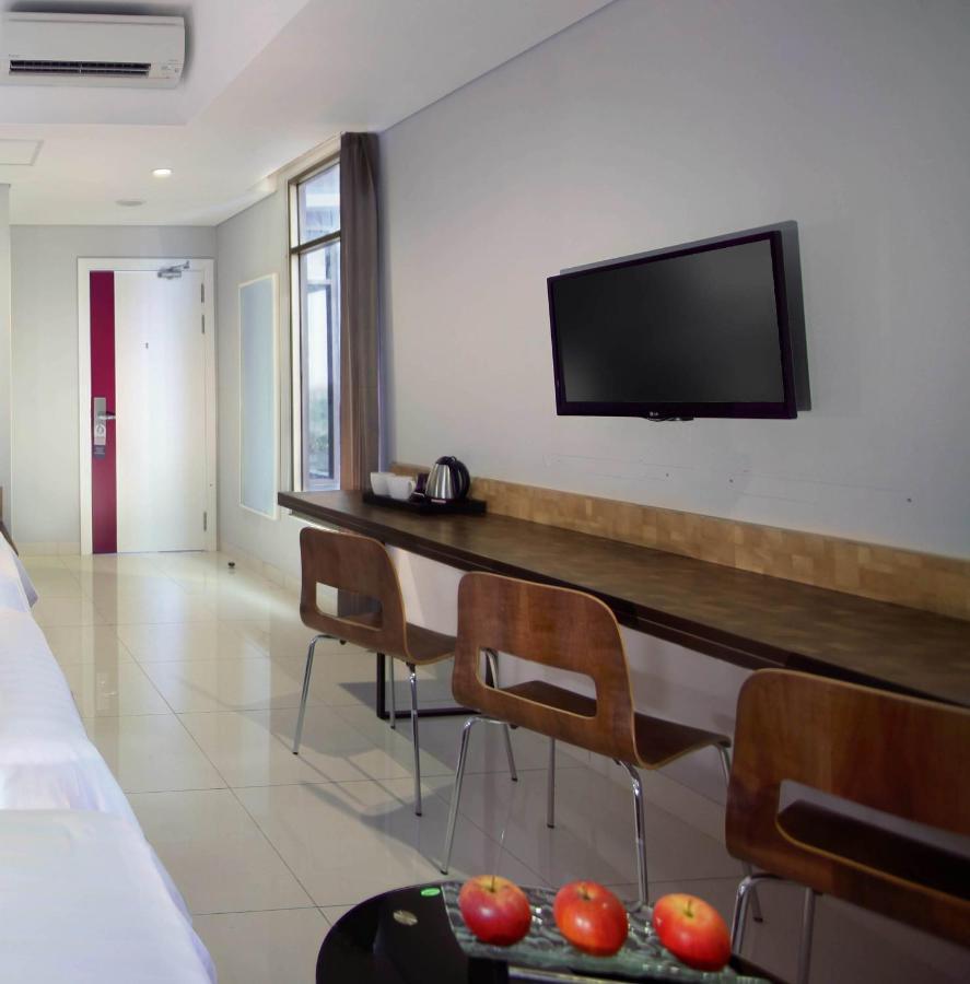 Aston Inn Pantai Losari Макасар Экстерьер фото